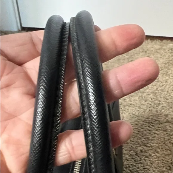 3284 Prada Black Saffiano Leather Tote - Picture 2 of 13